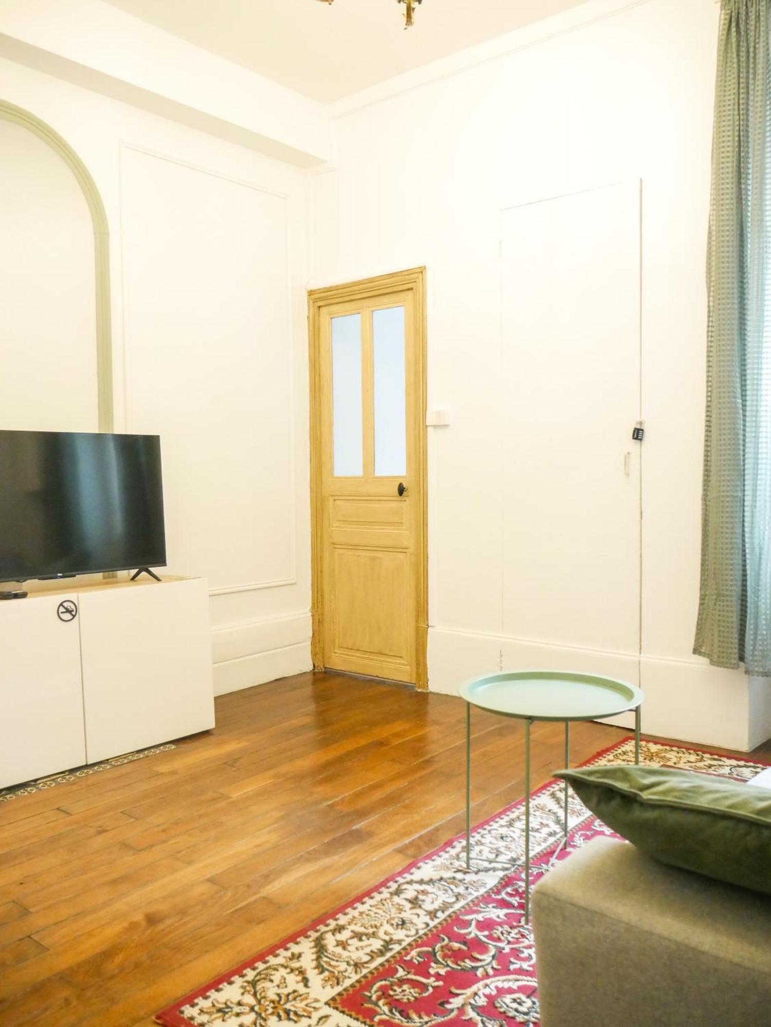 Spacieux Avec Terrasse A 5min A Pied De La Gare Appartement *